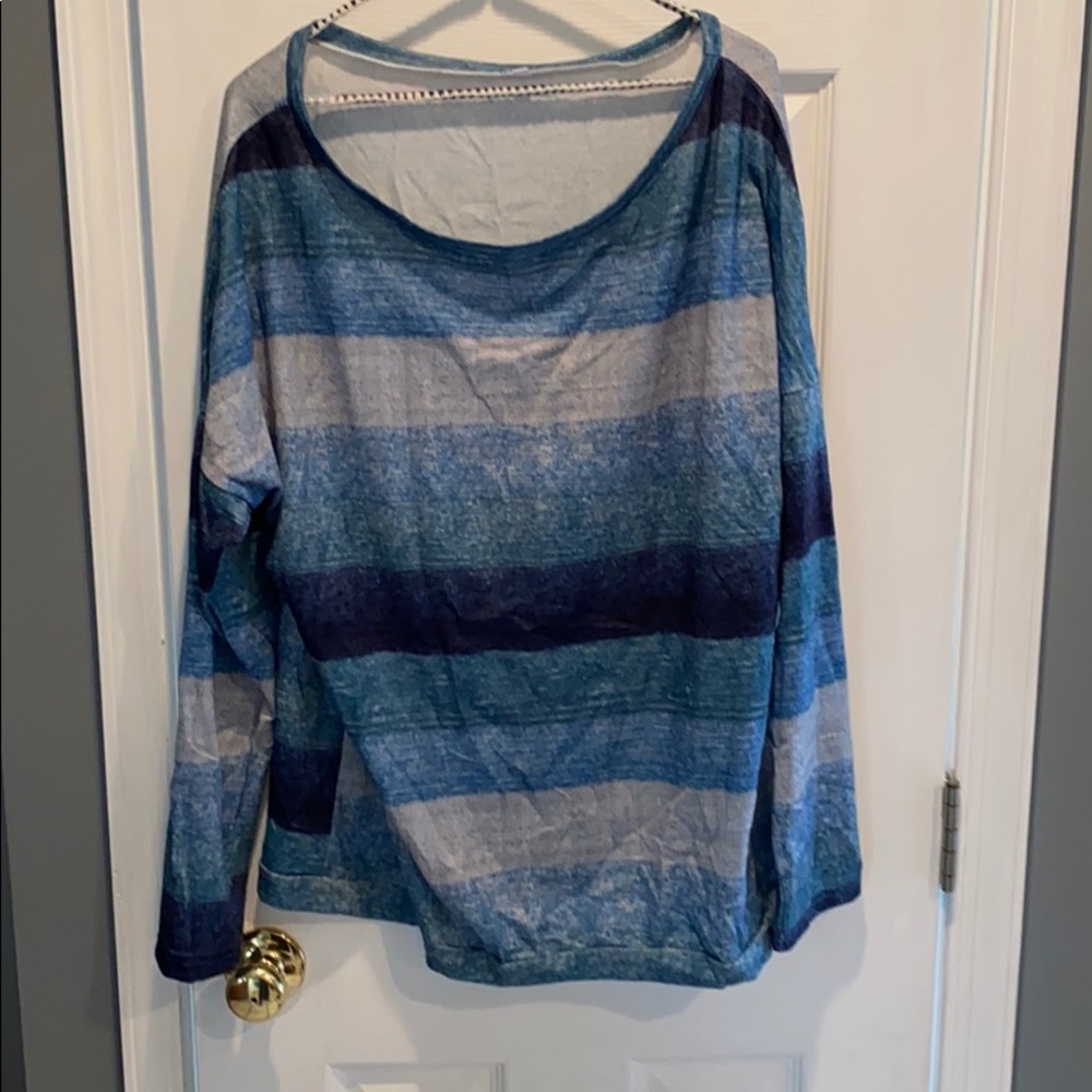 🌻🌻 never worn shirt from amazon